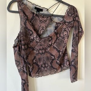 Asymmetrical mesh top